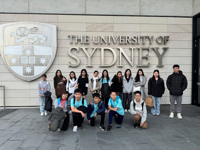 OZ ScholarLinks study tour students in front of The University of Sydney